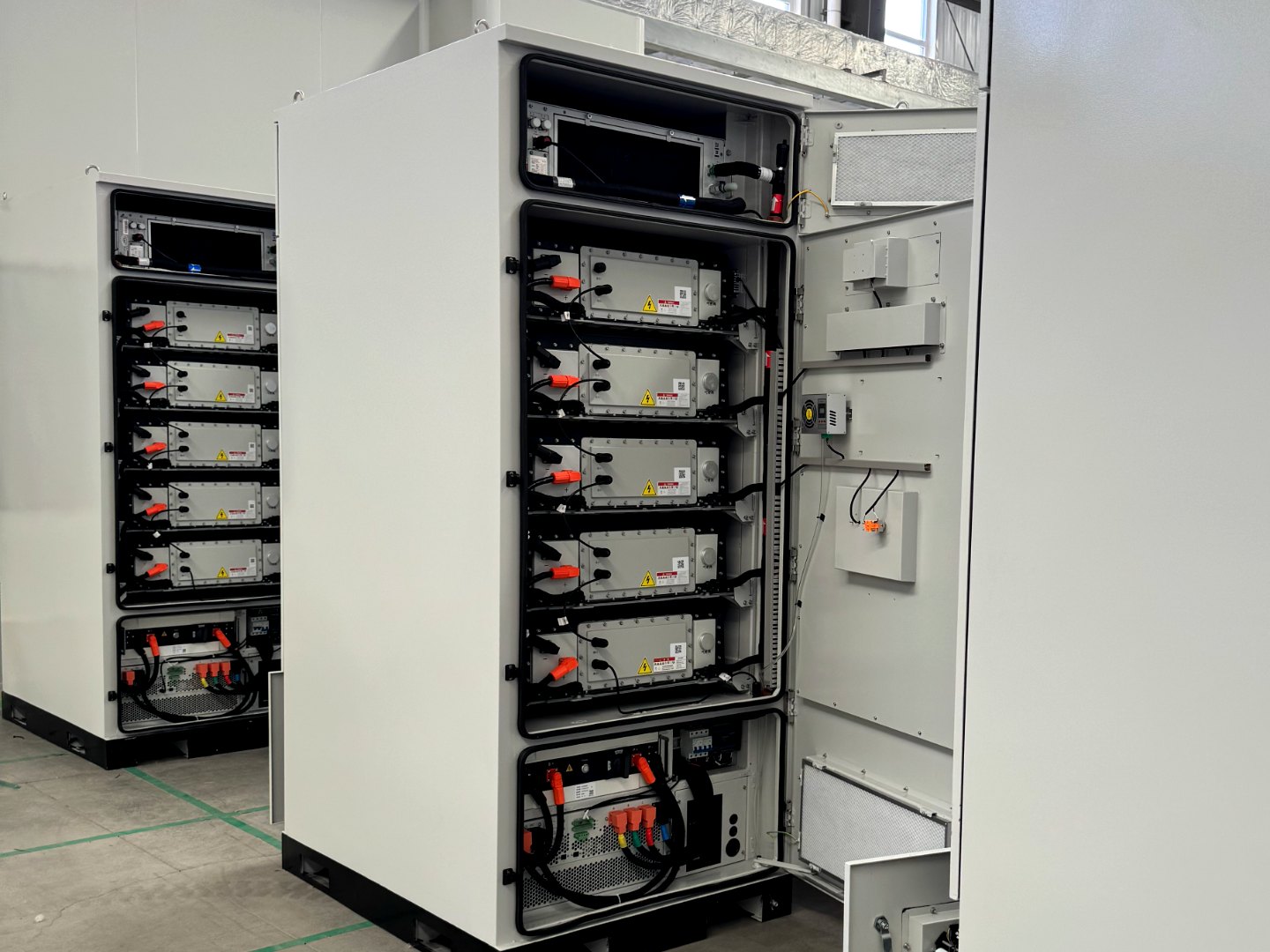 MB-BESS-261 liquid-cooled cabinet with battery modules